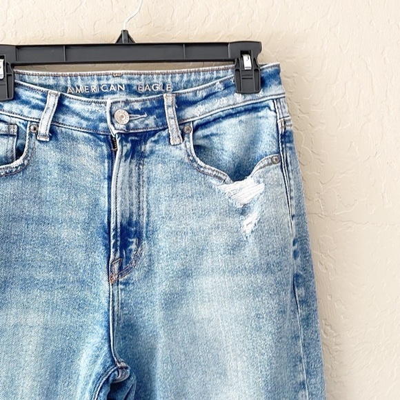 American‎ Eagle Lighter Wash Mom Jeans - Picture 4 of 9